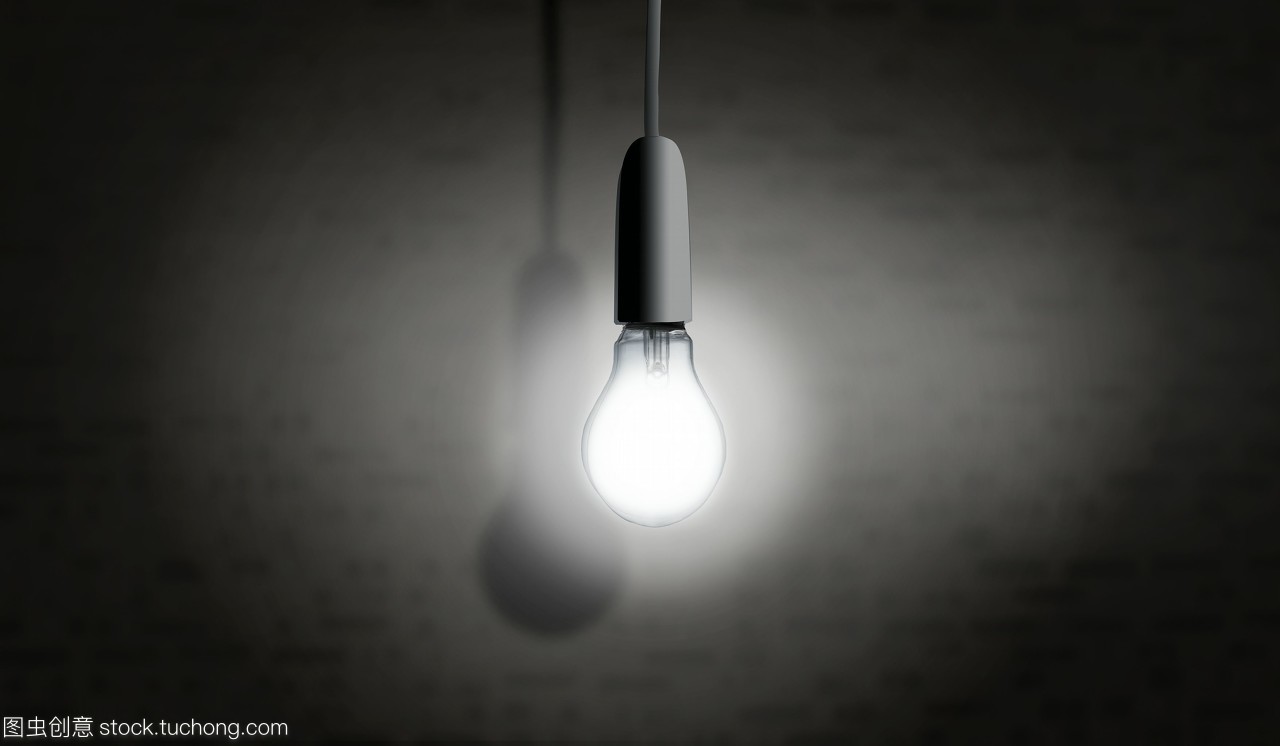 一個(gè)燈泡在黑暗中照明